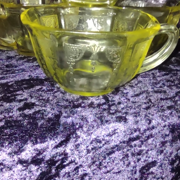 Set of 5 1930s Yellow Vaseline glass tea cups (princess pattern) - Picture 2 of 4
